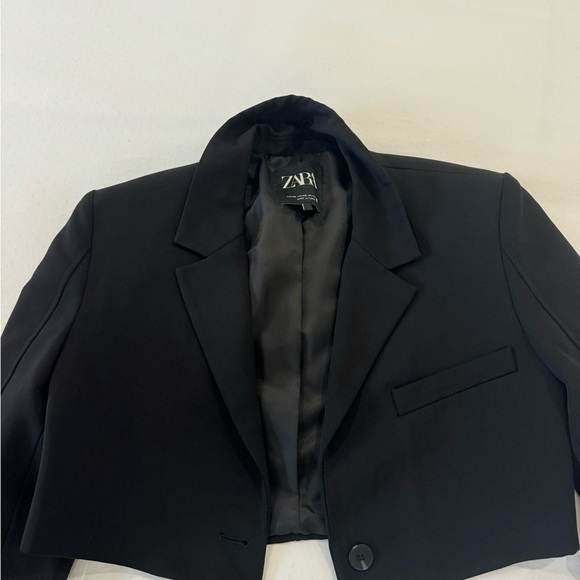 Cropped Black Blazer - Picture 3 of 3